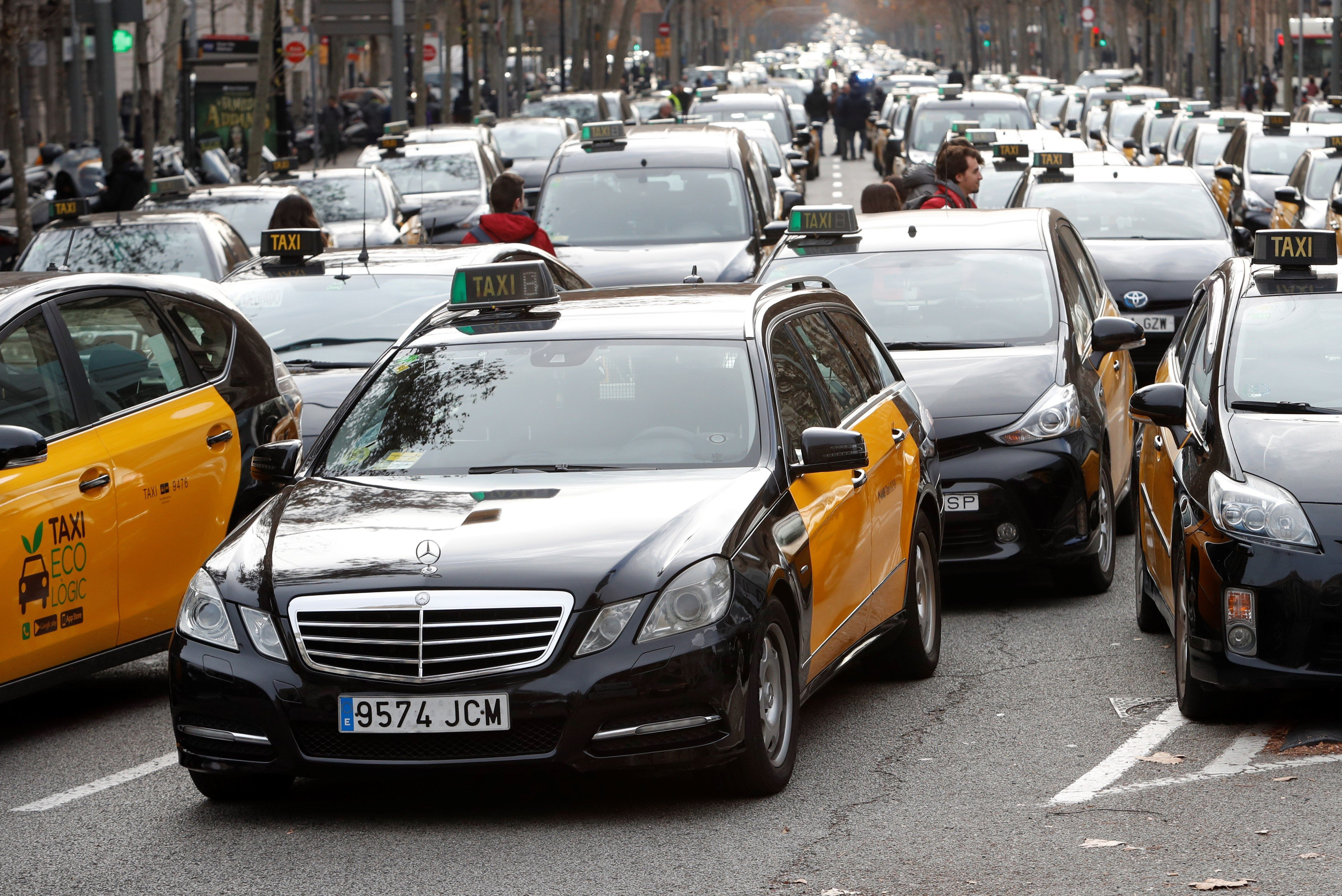 Los taxistas han colapsado el centro de Barcelona, igual que en verano / EFE