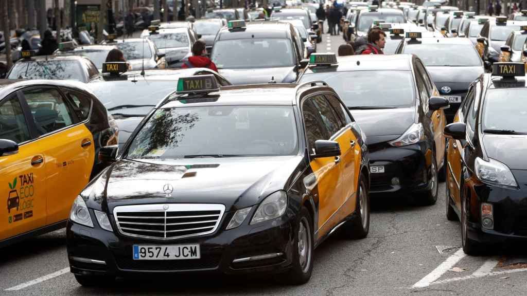 Los taxistas han llevado su protesta a las puertas del Parlament