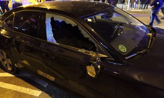 Un coche VTC con los cristales y los retrovisores rotos en la huelga de taxistas