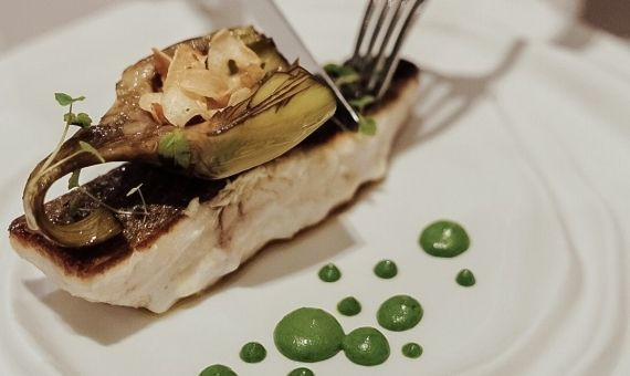 Plato de pescado del restaurante Ostaja en Barcelona