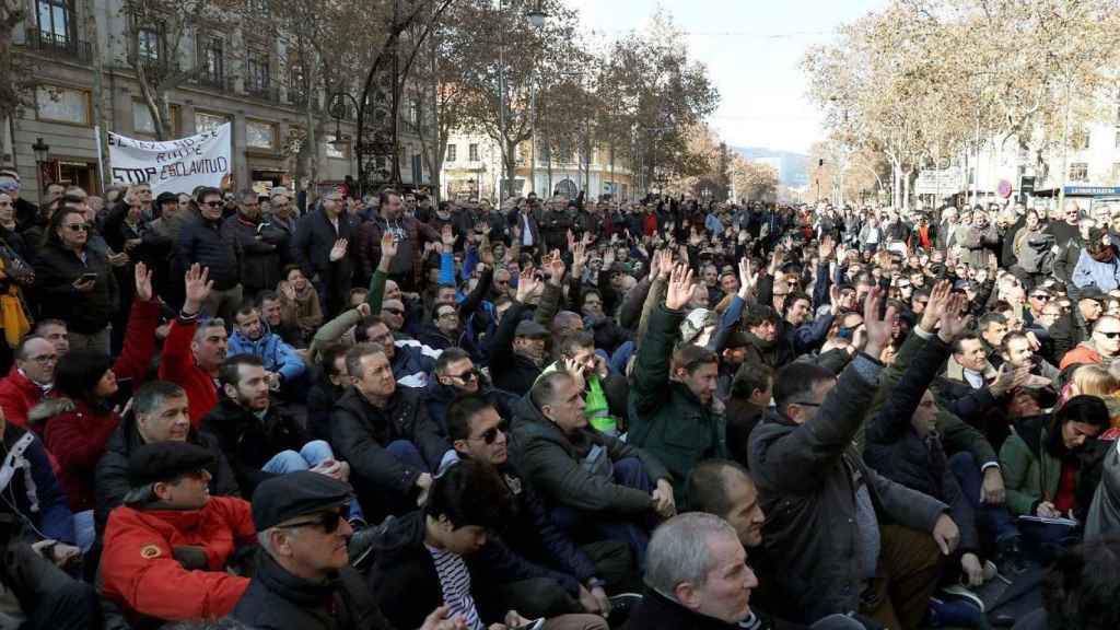 Los taxistas de Barcelona han votado seguir en huelga, de momento / EFE