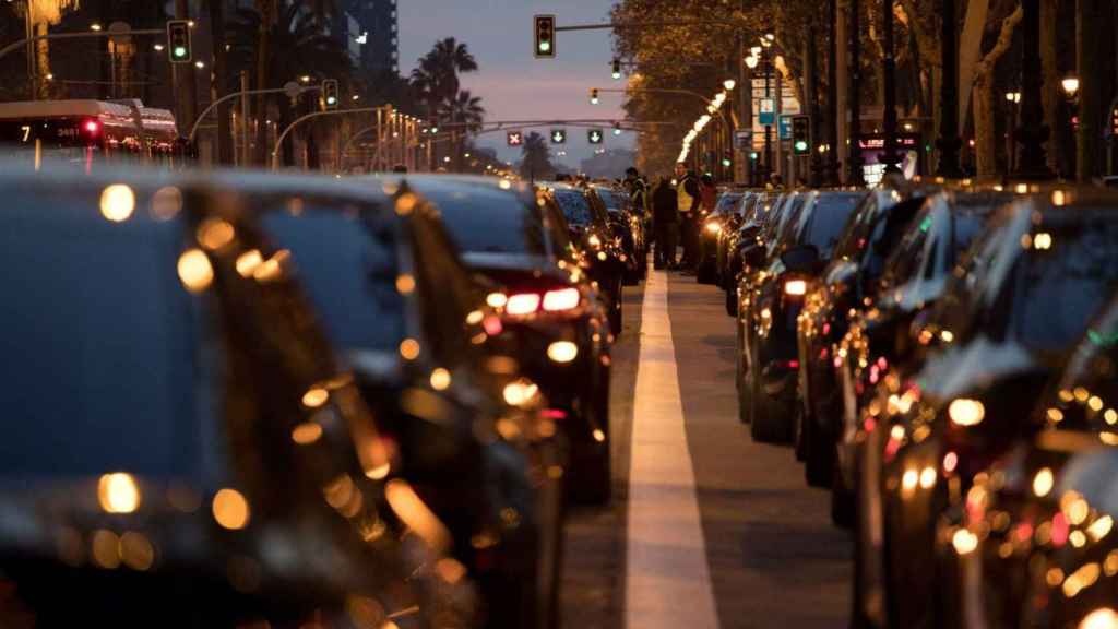 Los coches VTC han cortado la Diagonal barcelonesa / EFE , Marta Pérez