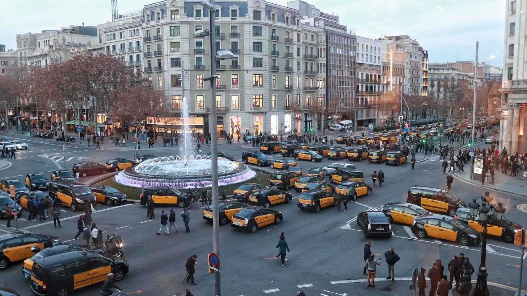 Taxistas en la confluencia entre Gran Via y Rambla de Catalunya / HUGO FERNÁNDEZ