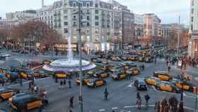 Taxistas en la confluencia entre Gran Via y Rambla de Catalunya / HUGO FERNÁNDEZ