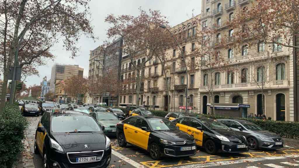 Los taxistas preparan un lunes laboral de furia en Barcelona / VERÓNICA MUR