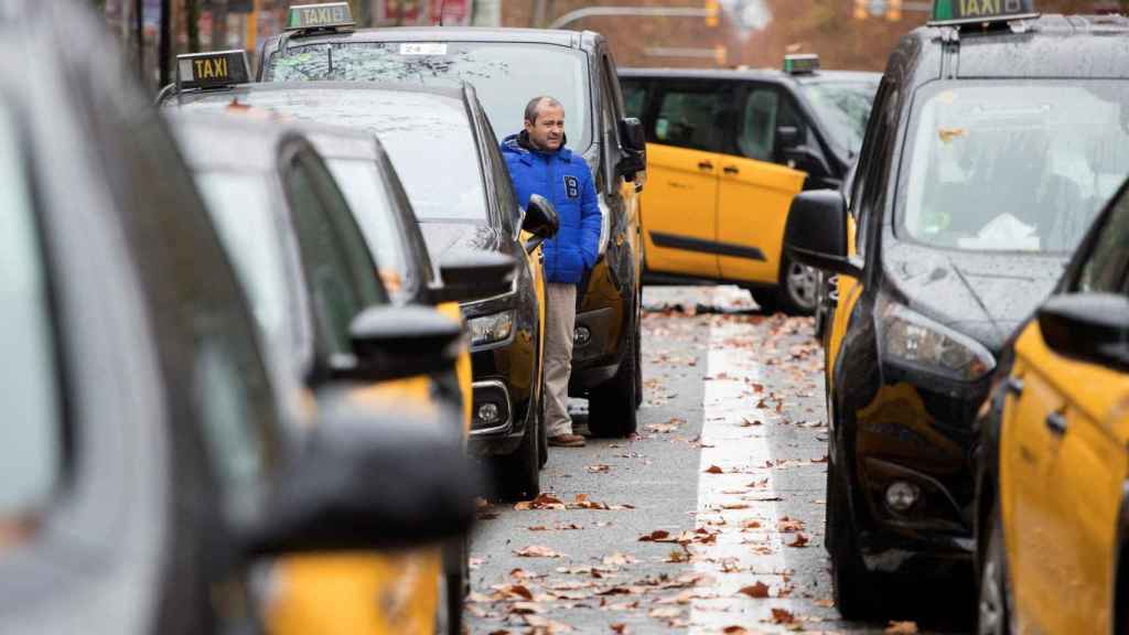 Los taxistas ocupan la Gran Via durante la huelga / EFE