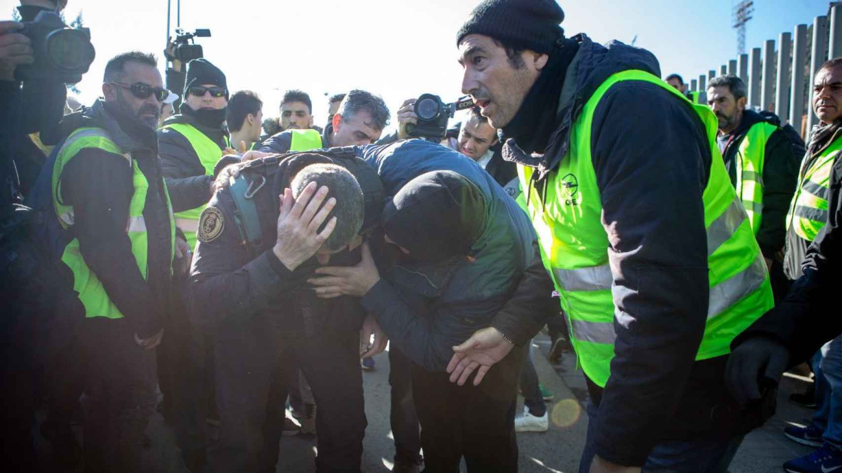 Los taxistas ayudan al Guardia Civil herido en el puerto / EFE , ENRIC FONTCUBERTA