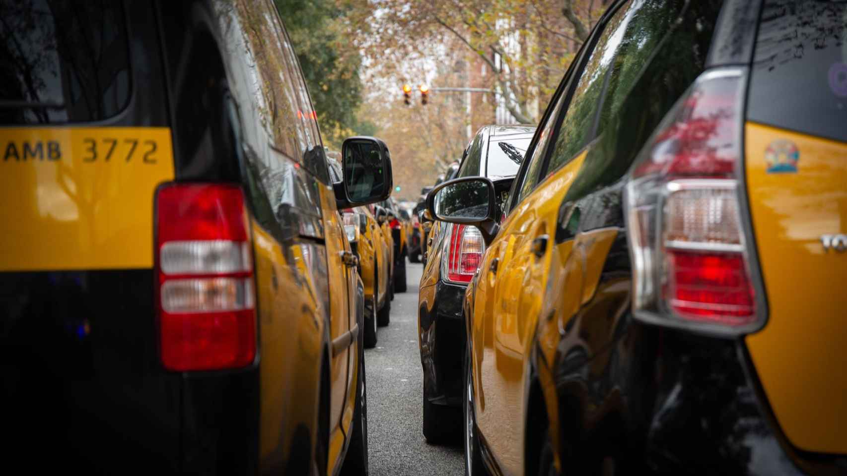 Taxis ocupan la Gran Via de Barcelona durante la huelga / EUROPA PRESS