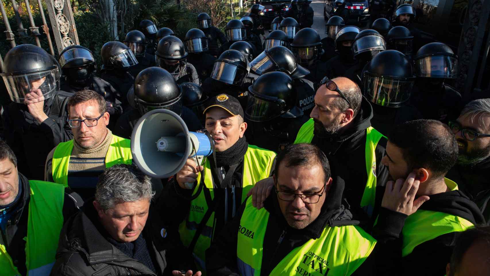 Un grupo de taxistas durante las protestas de este lunes.