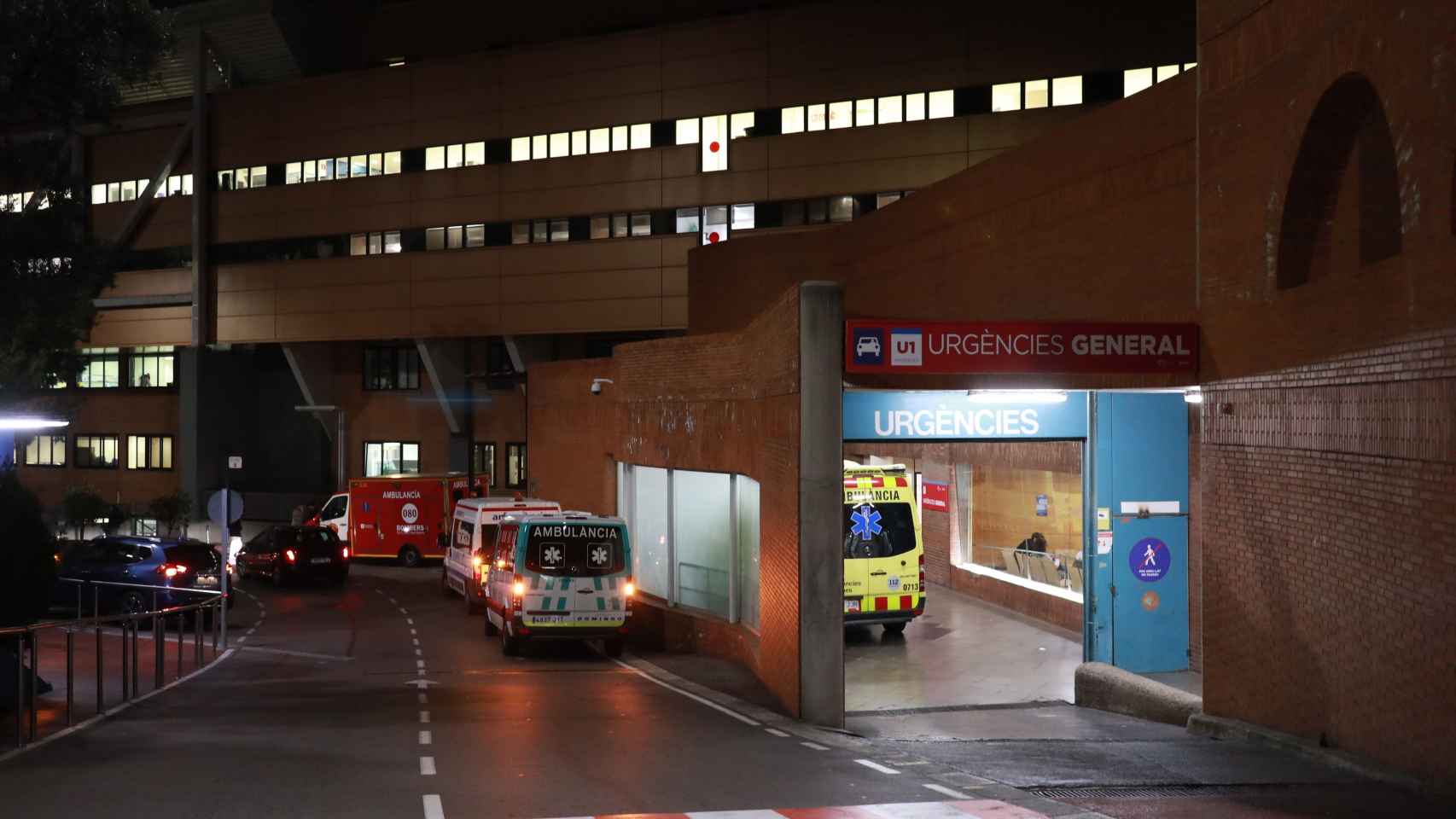 Entrada de las Urgencias del Hospital Vall d'Hebron de Barcelona / HUGO FERNÁNDEZ