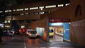 Entrada de las Urgencias del Hospital Vall d'Hebron de Barcelona / HUGO FERNÁNDEZ