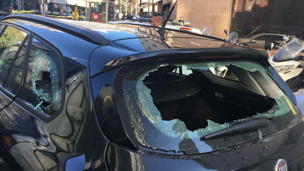 Un vehículo vtc con los cristales rotos durante la huelga de taxistas.