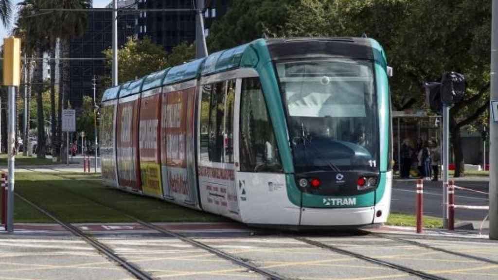 Tranvía circulando por la Diagonal