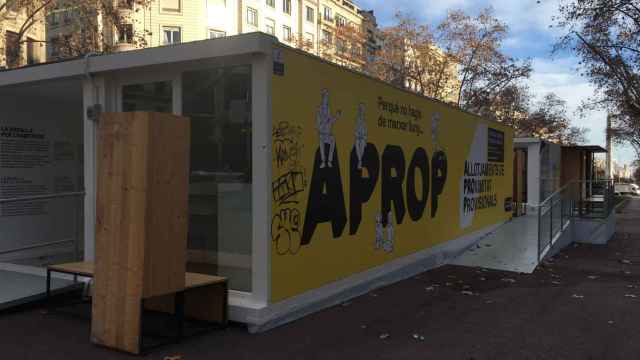 Una imagen de la exposición APROP desde fuera en Jardinets de Gràcia / P. B.