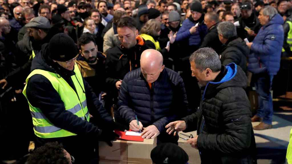 Un taxista ejerce su derecho a voto en la plaza Catalunya / EFE , Toni Albir