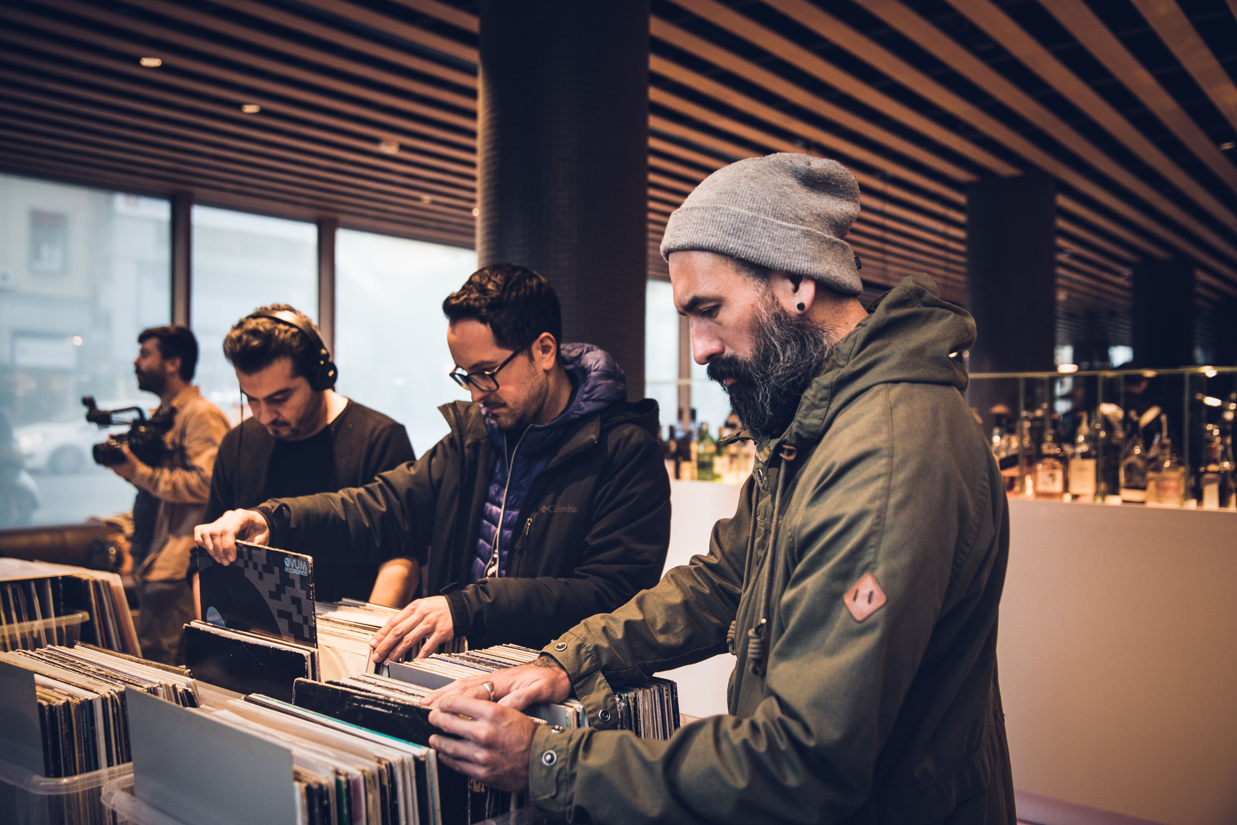 Algunos asistentes ojeando vinilos en el mercadillo 