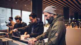 Asistentes ojeando vinilos en un mercadillo / Archivo