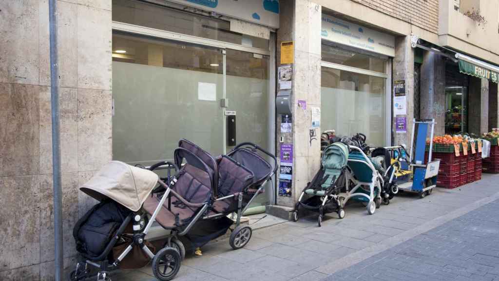 Cochecitos aparcados en la acera de la calle Torrijos / HUGO FERNÁNDEZ