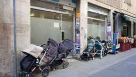 Cochecitos aparcados en la acera de la calle Torrijos / HUGO FERNÁNDEZ