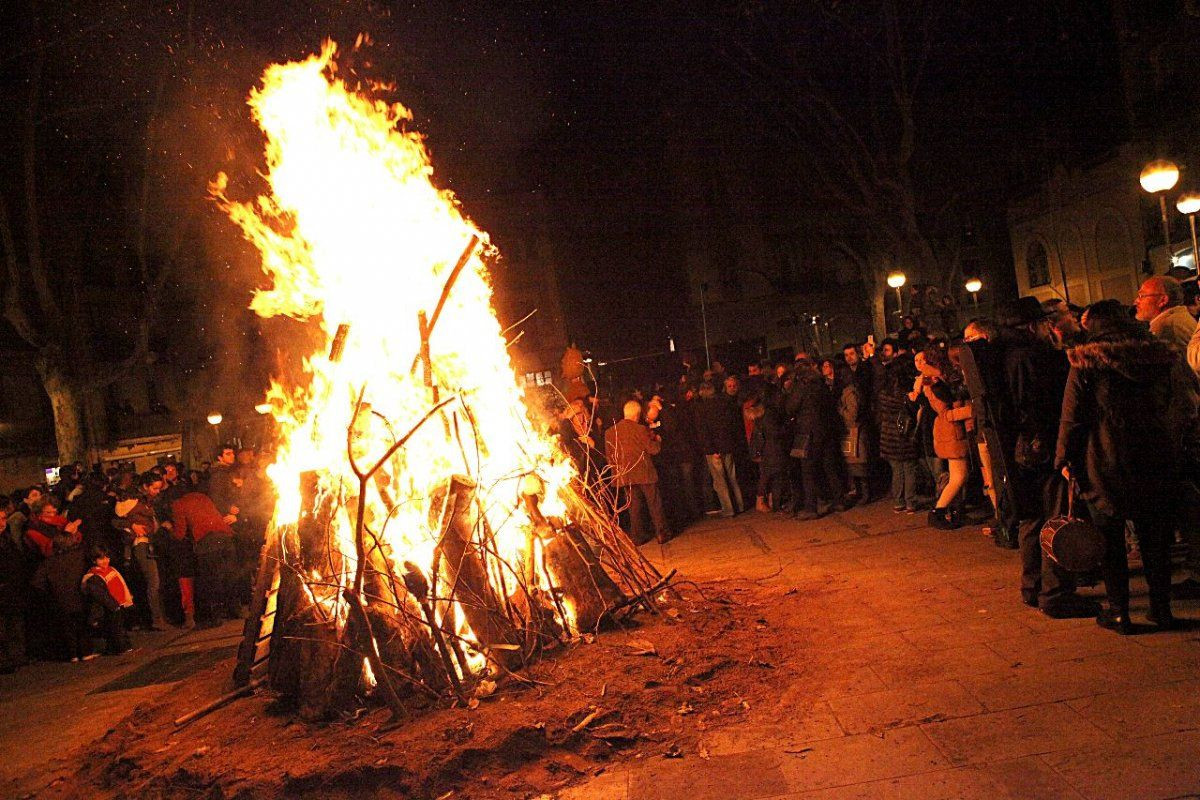 Una de las hogueras en Gràcia durante la fiesta Foguerons de Sa Pobla