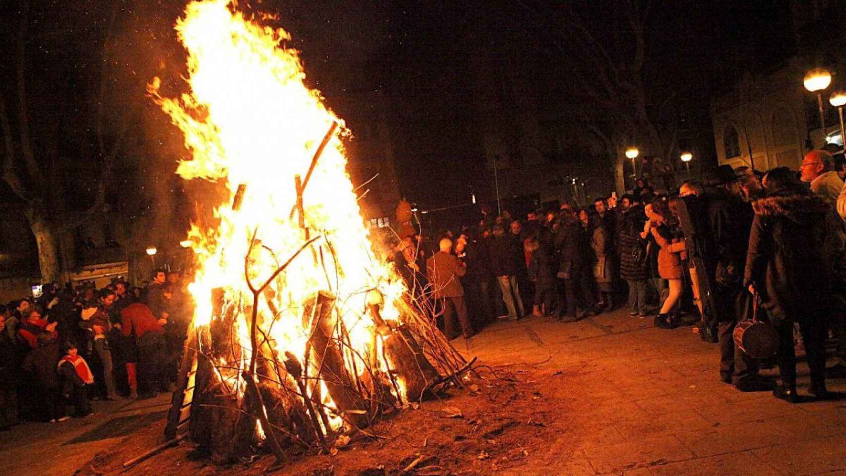 Una de las hogueras en Gràcia durante la fiesta Foguerons de Sa Pobla