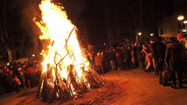 Una de las hogueras en Gràcia durante la fiesta Foguerons de Sa Pobla