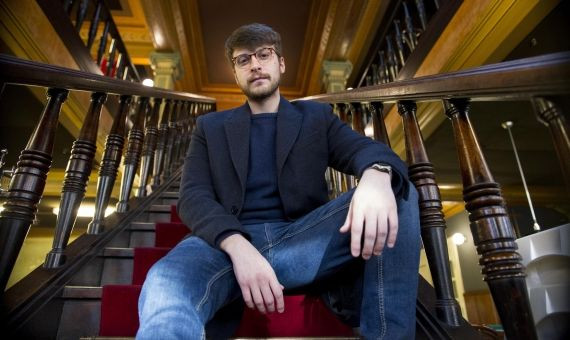 David López en las escaleras del mítico bar Velódromo de Barcelona / HUGO FERNÁNDEZ