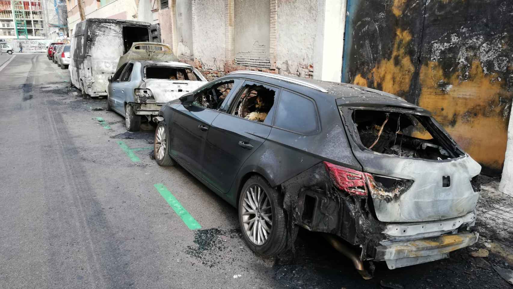 Coches quemados en el pasaje Bori / TWITTER