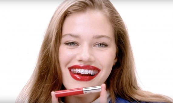 Modelo con brackets en la campaña publicitaria / SEPHORA