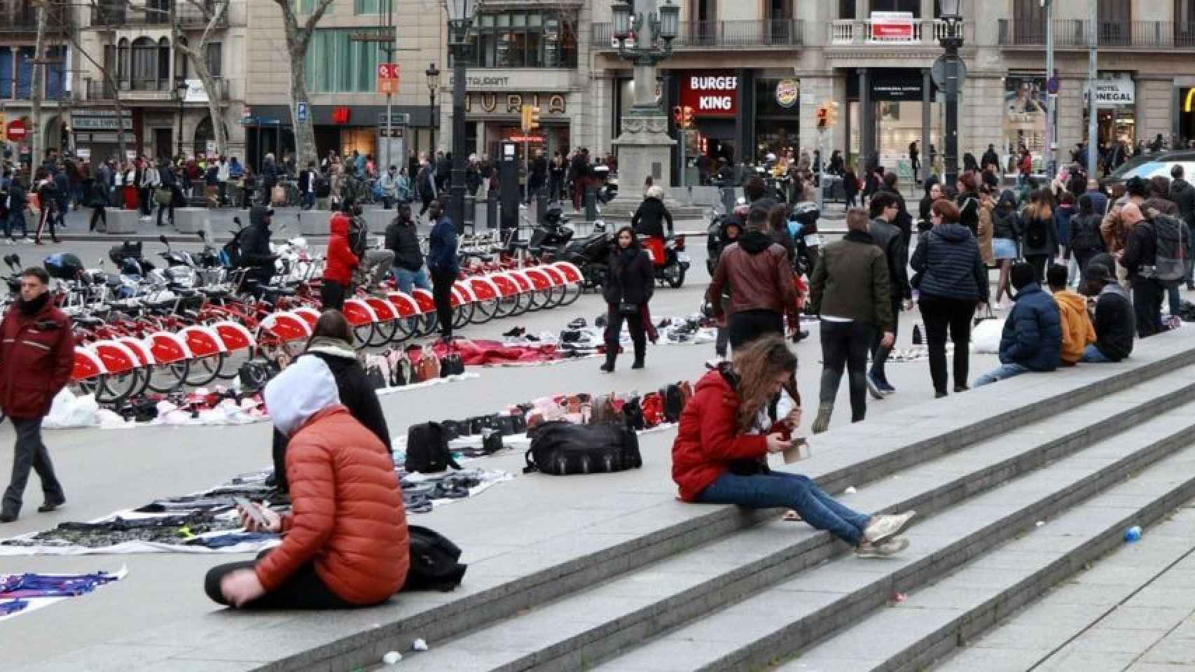 El Ayuntamiento de BCN reitera que no investigará los chivatazos a manteros / HUGO FERNÁNDEZ