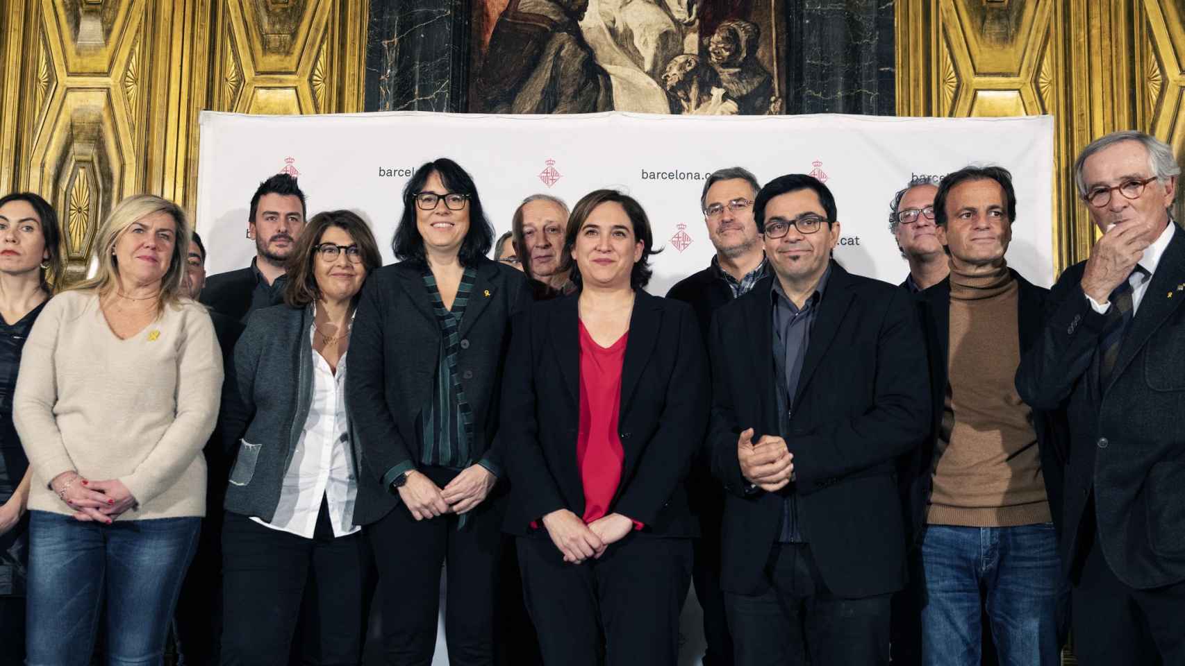 Ada Colau y otros regidores junto a las familias de los políticos presos / AYUNTAMIENTO BCN