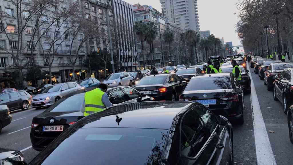 Conductores de VTC concentrados en Diagonal / EUROPA PRESS