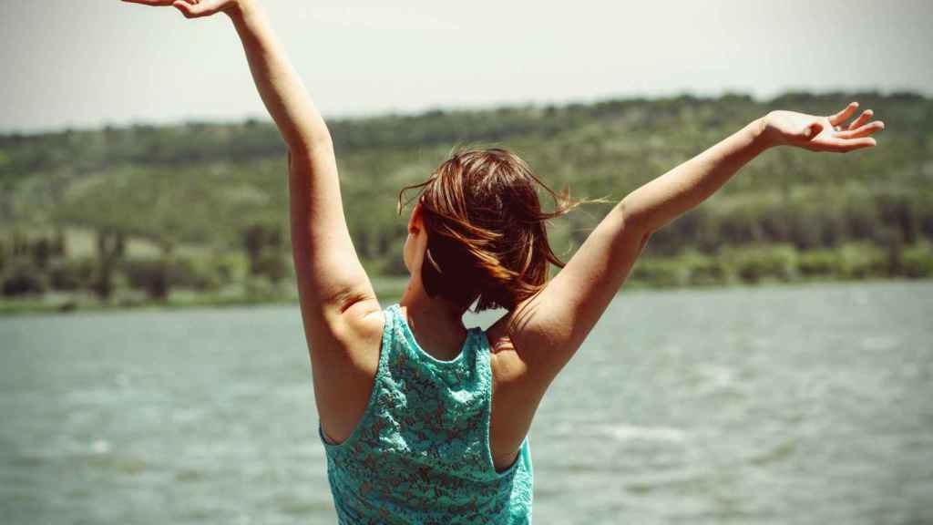 Una joven que realiza el entrenamiento emocional