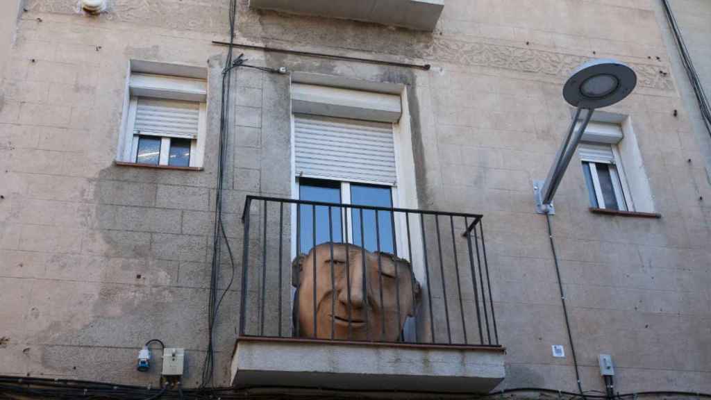 Una cara parece vigilar atentamente lo que ocurre en la calle / HUGO FERNÁNDEZ