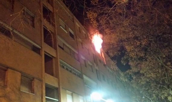 Imagen del incendio de anoche en el piso vacío del Besòs 