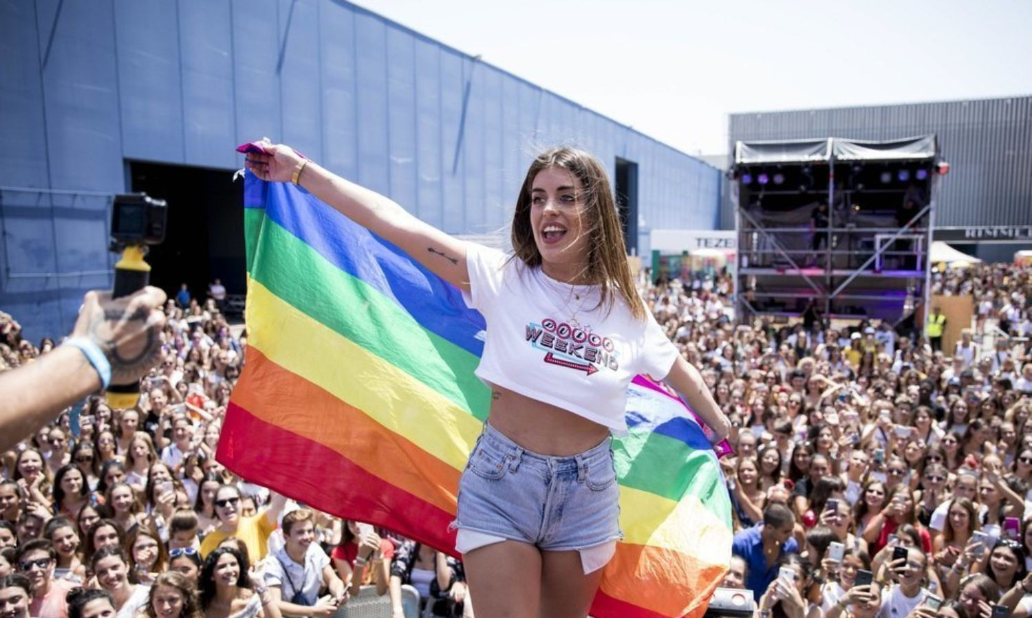 La influencer Dulceida llevando la bandera LGBTI en el 'Dulceweekend' / BEKIA