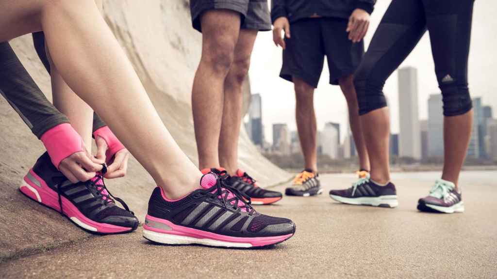 Grupo de personas con zapatillas de deporte / ADIDAS