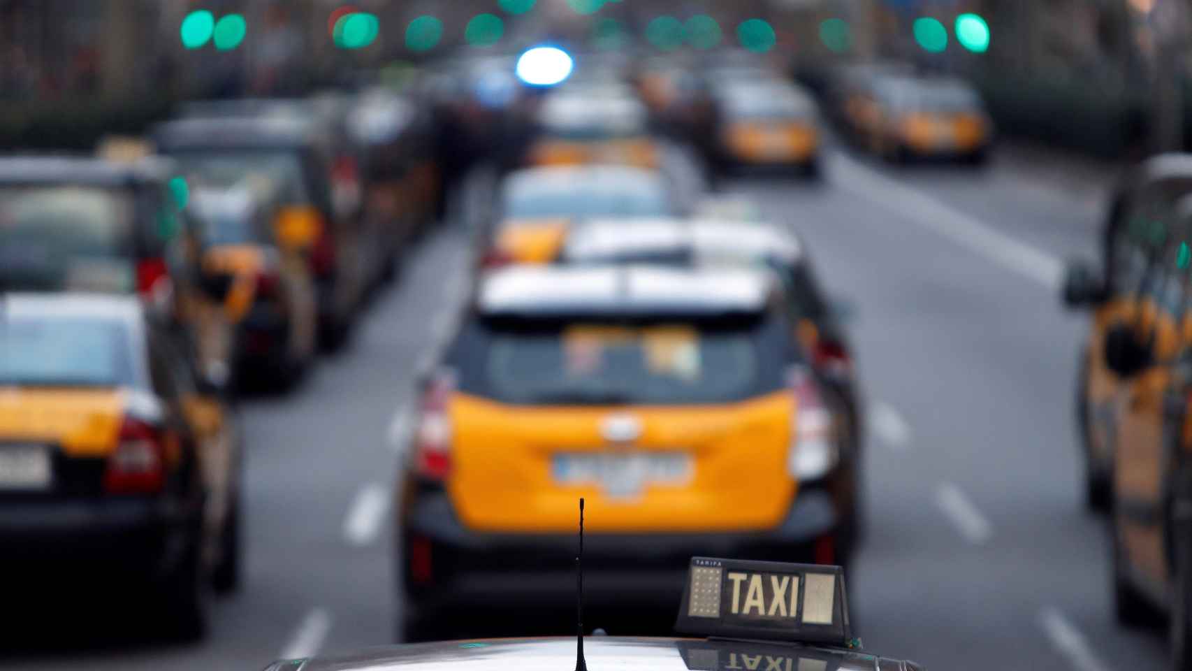 Taxis por una calle de Barcelona / EFE