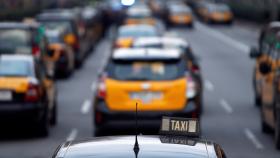 Taxis por una calle de Barcelona