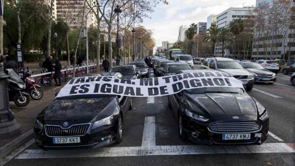 Los vehículos de VTC siguen aparcados en la Diagonal como protesta / HUGO FERNÁNDEZ