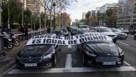 Los vehículos de VTC siguen aparcados en la Diagonal como protesta / HUGO FERNÁNDEZ