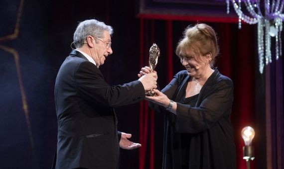 El actor Joan Pera recibiendo el premio Gaudí de Honor de manos de la actriz Mercedes Sampietro / EFE 