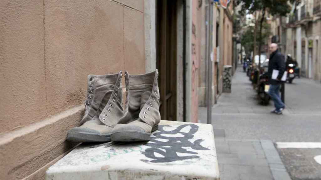 Un par de zapatillas esperan que alguien las recoja y las aproveche / HUGO FERNÁNDEZ