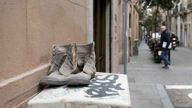 Un par de zapatillas esperan que alguien las recoja y las aproveche / HUGO FERNÁNDEZ