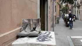 Un par de zapatillas esperan que alguien las recoja y las aproveche / HUGO FERNÁNDEZ