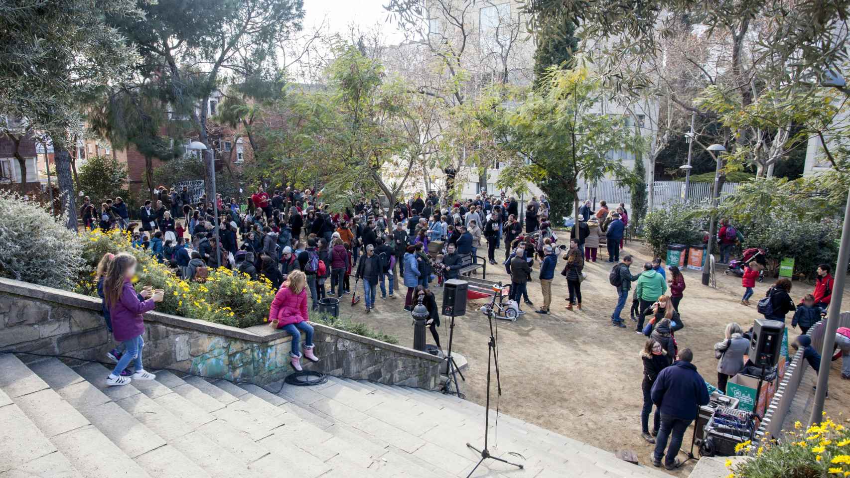 Los vecinos de Vallcarca piden la construcción de un instituto en el barrio / HUGO FERNÁNDEZ