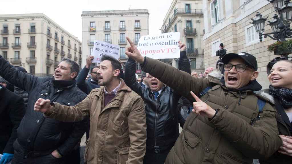 Los conductores de VTC durante las concentraciones de este martes ante la Generalitat / EFE Marta Pérez