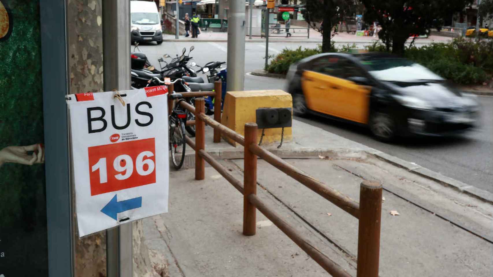 La parada del Tramvia Blau se encuentra en estado de abandono / HUGO FERNÁNDEZ