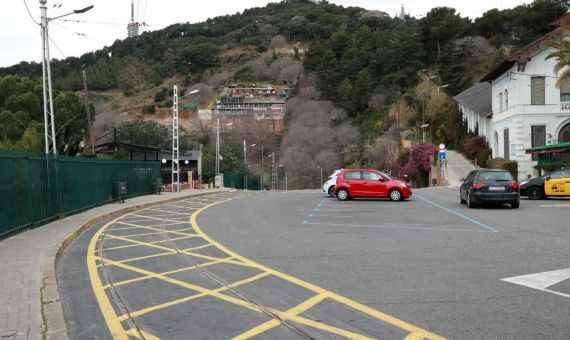 La parada cercana al funicular también se mantiene intacta / HUGO FERNÁNDEZ