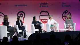 Ponentes debatiendo en una conferencia del Women4Tech / MWC